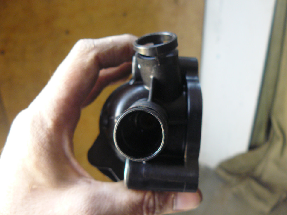 Замена термостата на 2.5 Т, снятие короба воздушного фильтра — Ford ...