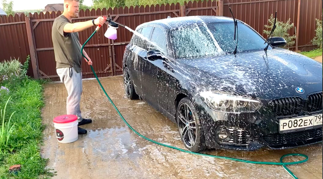 Можно мыть машину в частном доме. Шланг для мойки машины. Мытье машины из шланга. Мойка машины керхером. Шланг для мытья машины.