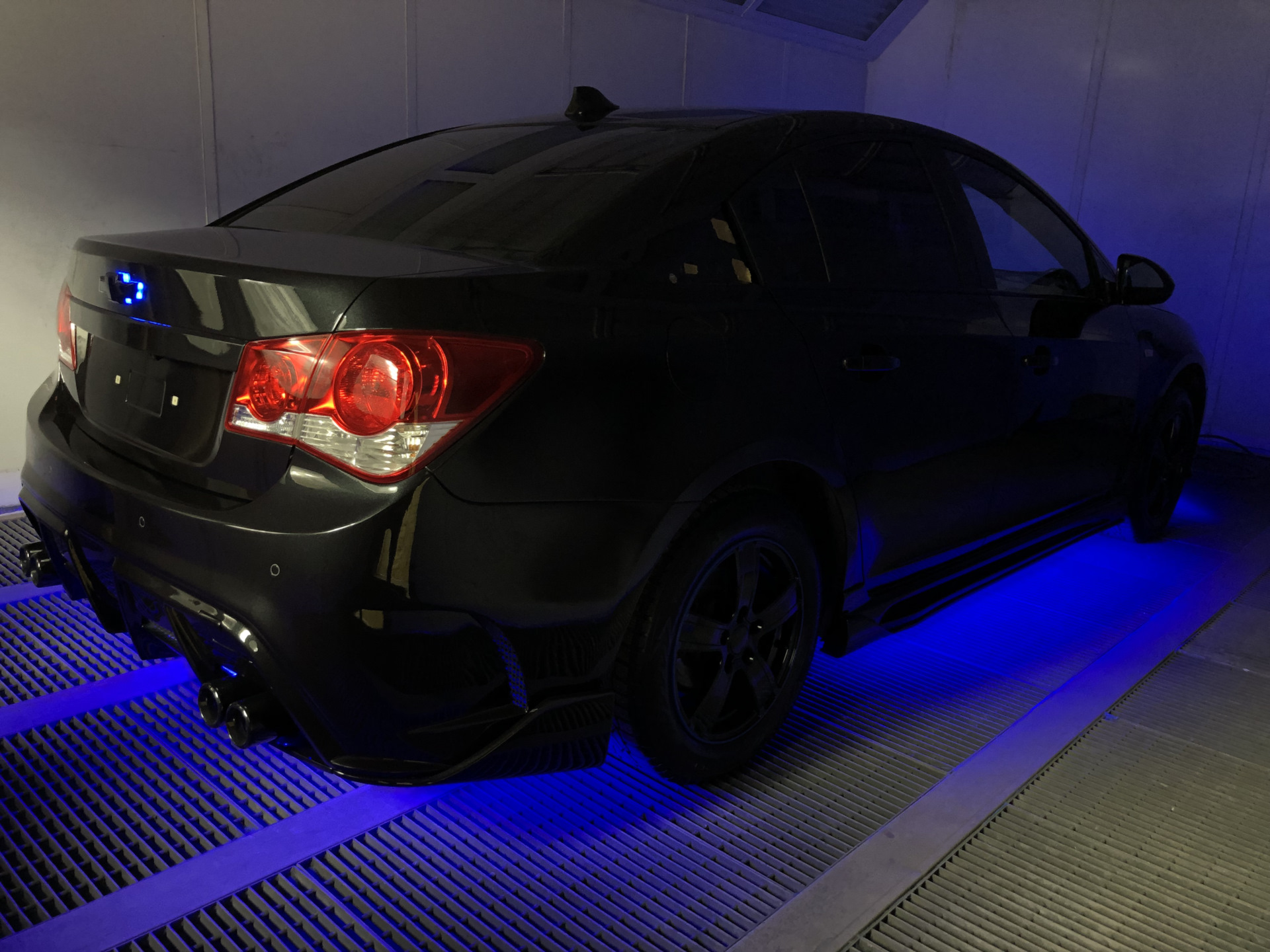 54. ЭКСКЛЮЗИВ. Подсветка днища синим неоном — Chevrolet Cruze (1G), 1,8 ...