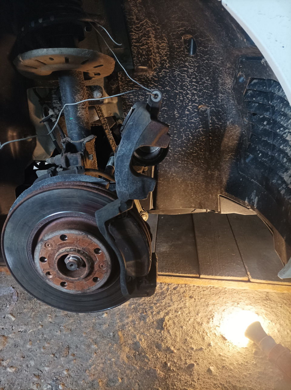 Замена передних тормозных колодок — Peugeot 308 SW (2G), 1,5 л, 2018 ...