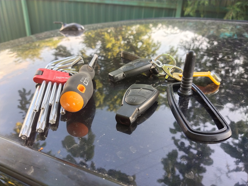 58. Замена резинок на антенне — Mercedes-Benz E-class (W210), 3,2 л ...