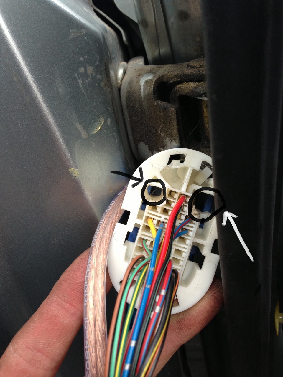 Центральный замок мазда 3 2007 год. Как отсоединить провода двери. Разъем проводов водительской двери cx-5. Как отсоединить провода двери. Разъем двери мазда 6.