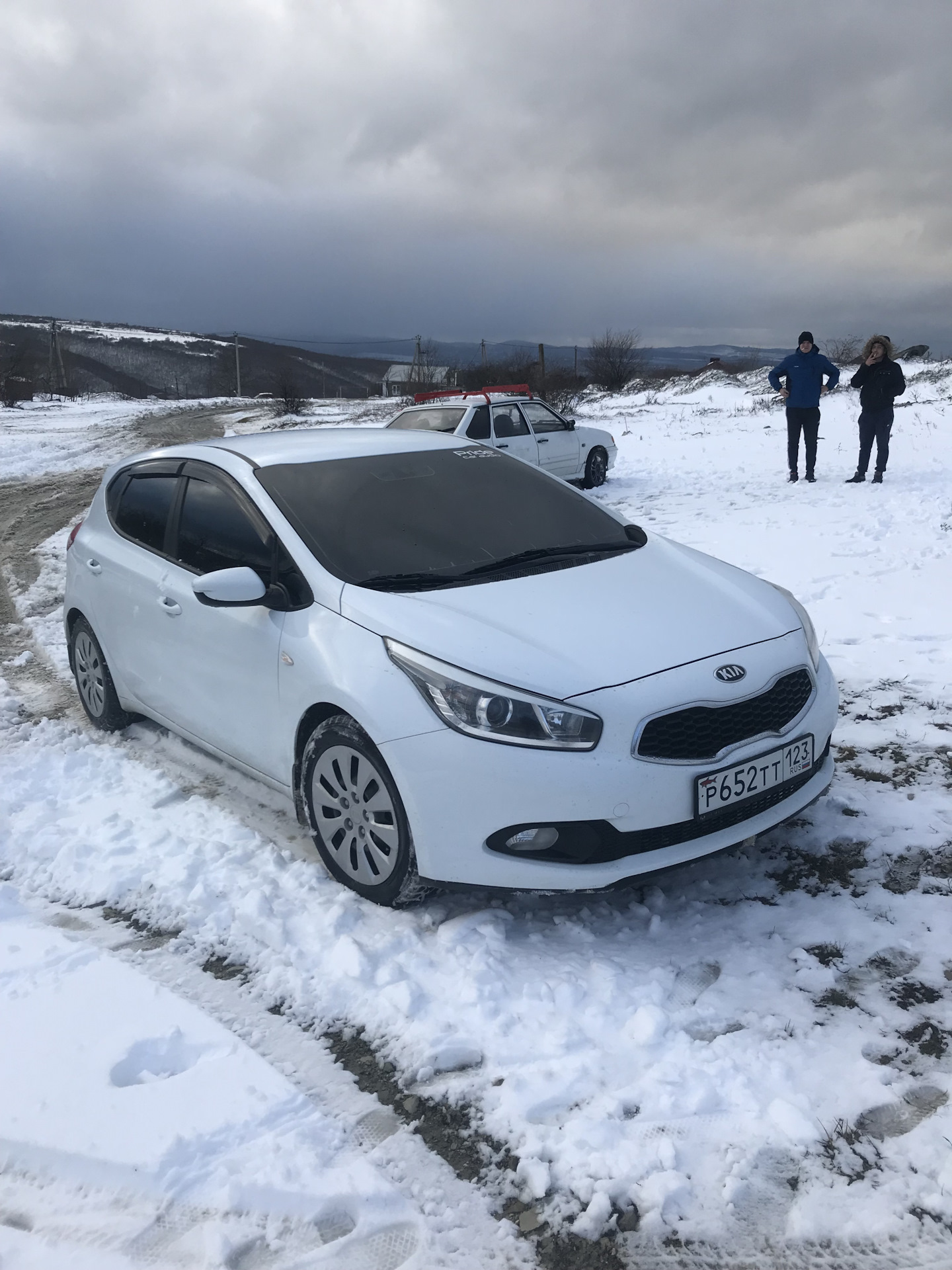 Разбитая Kia Ceed белая купе