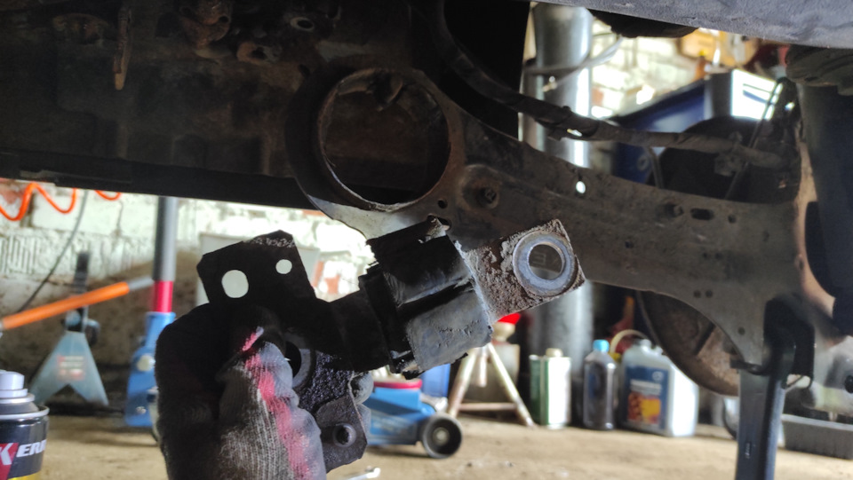 Оторванный от обоймы правый сайлентблок. — Volvo S80 (2G)