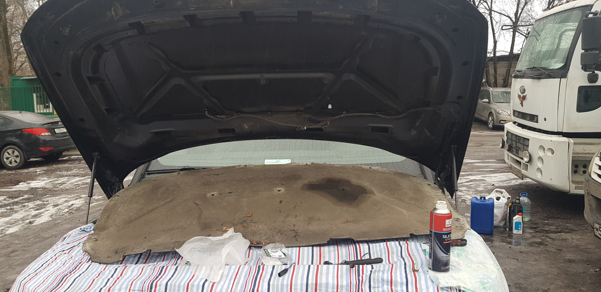 Замена форсунок омывателя лобового стекла — Land Rover Discovery III, 2 ...