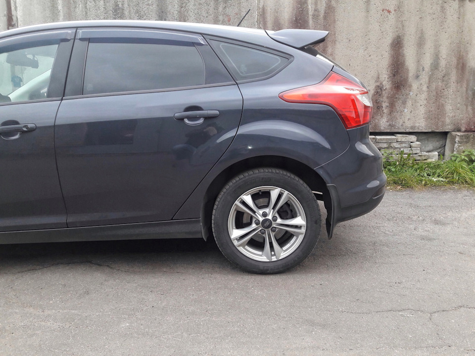 Через какое то время, задница все таки немного подсела ) — Ford Focus Hatchback III