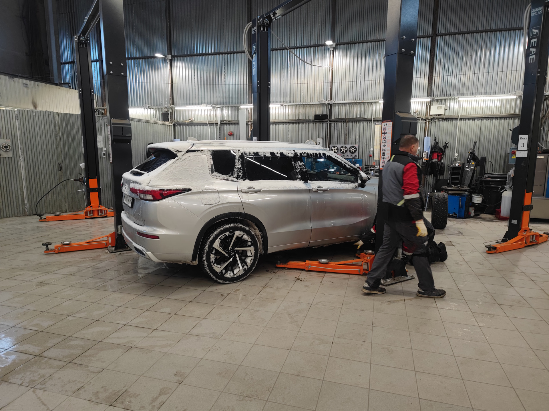 Шиномонтаж в шинсервис Москва — Mitsubishi Outlander (4G), 2,5 л, 2021 ...