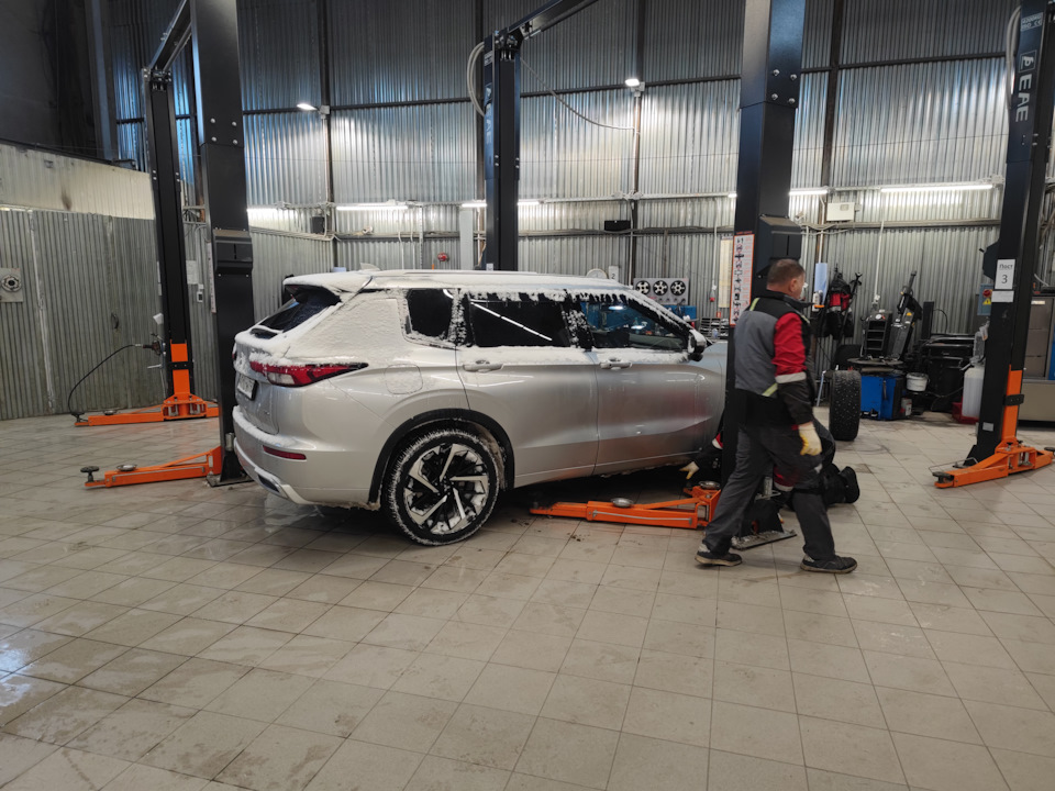 Шиномонтаж в шинсервис Москва — Mitsubishi Outlander (4G), 2,5 л, 2021 ...