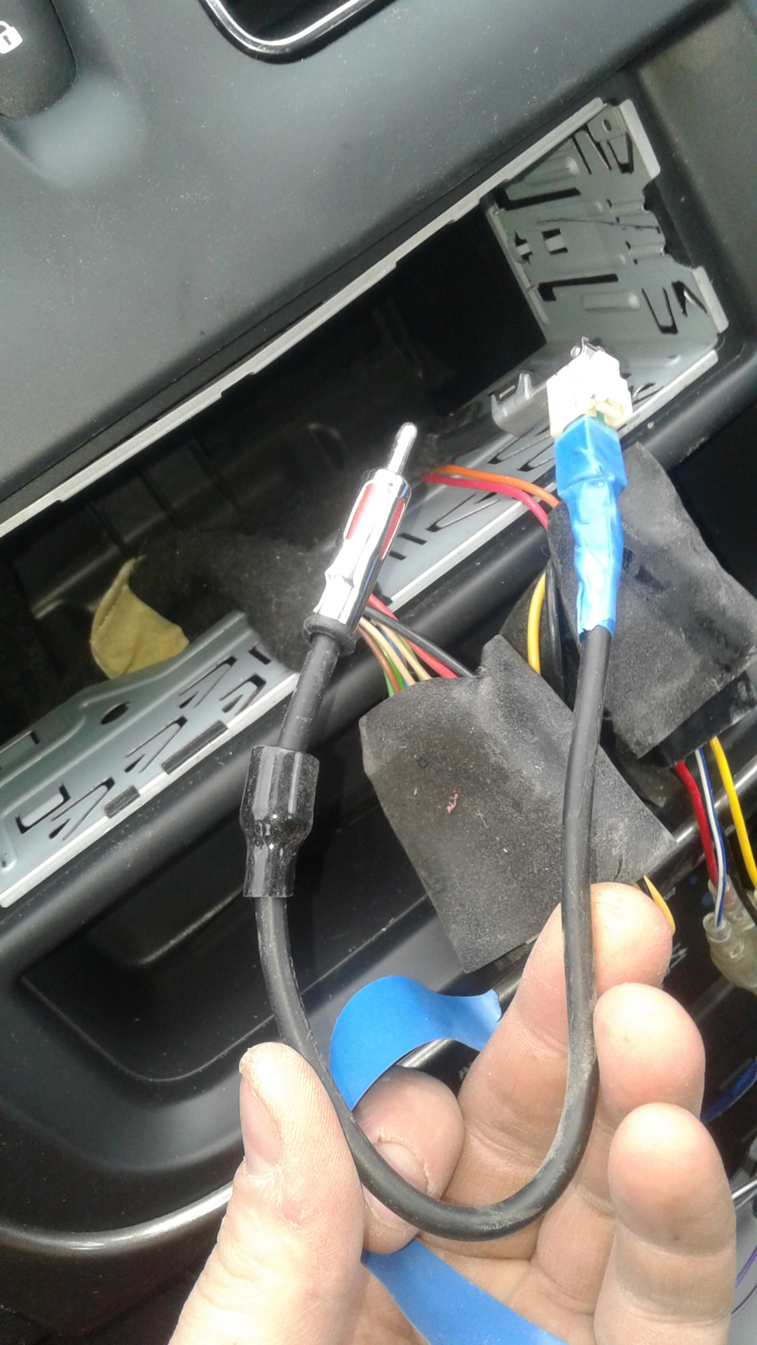 Шипит магнитола в машине. Шипит магнитола в машине. Шипят динамики при выключенной магнитоле. Магнитола на фав в 5. Украли магнитолу.