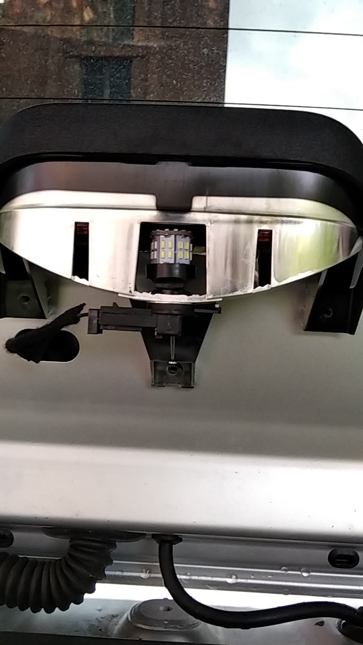 Светодиодная лампа в дополнительный стоп сигнал — Nissan Terrano III, 2 ...