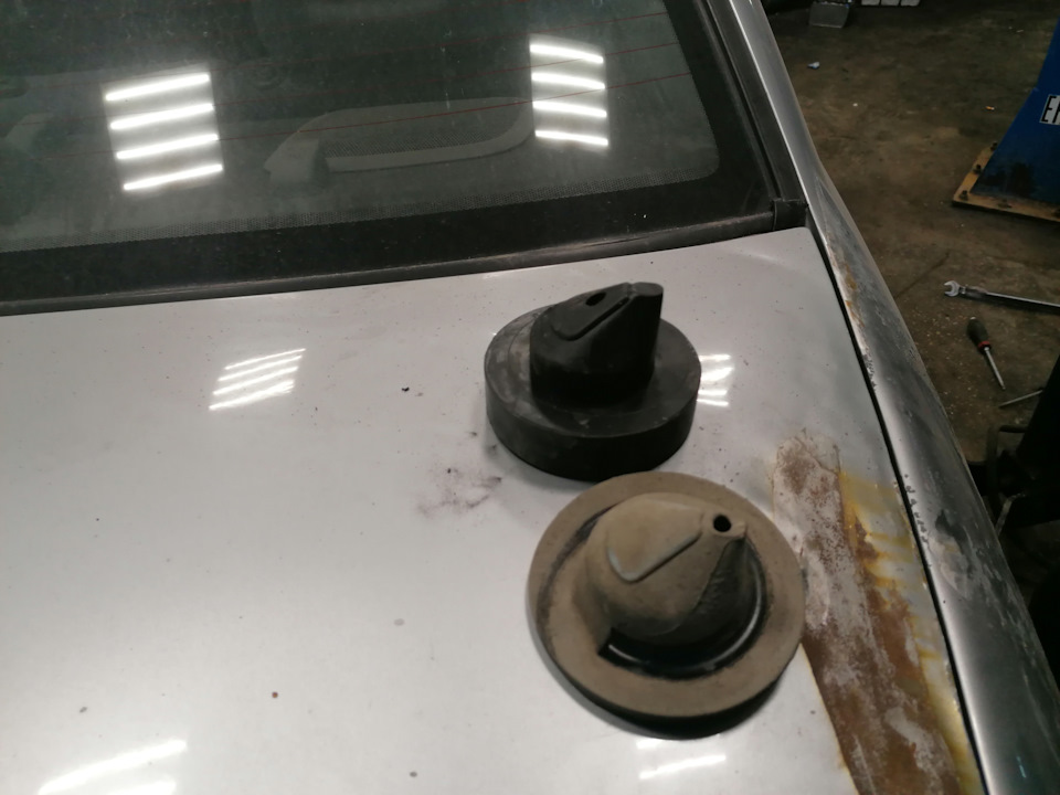 15. Tył: odkręć górne mocowanie amortyzatora (dostęp przez bagażnik/wnękę nadkola — zależnie od wersji) i wyjmij amortyzator. — Mercedes B-Class W246/T246