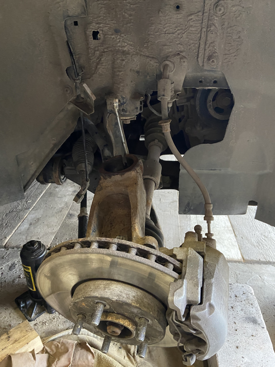 Удалось снять стойку не снимая поворотный кулак, пришлось немного попотеть, но получилось. — Ford Focus Sedan III