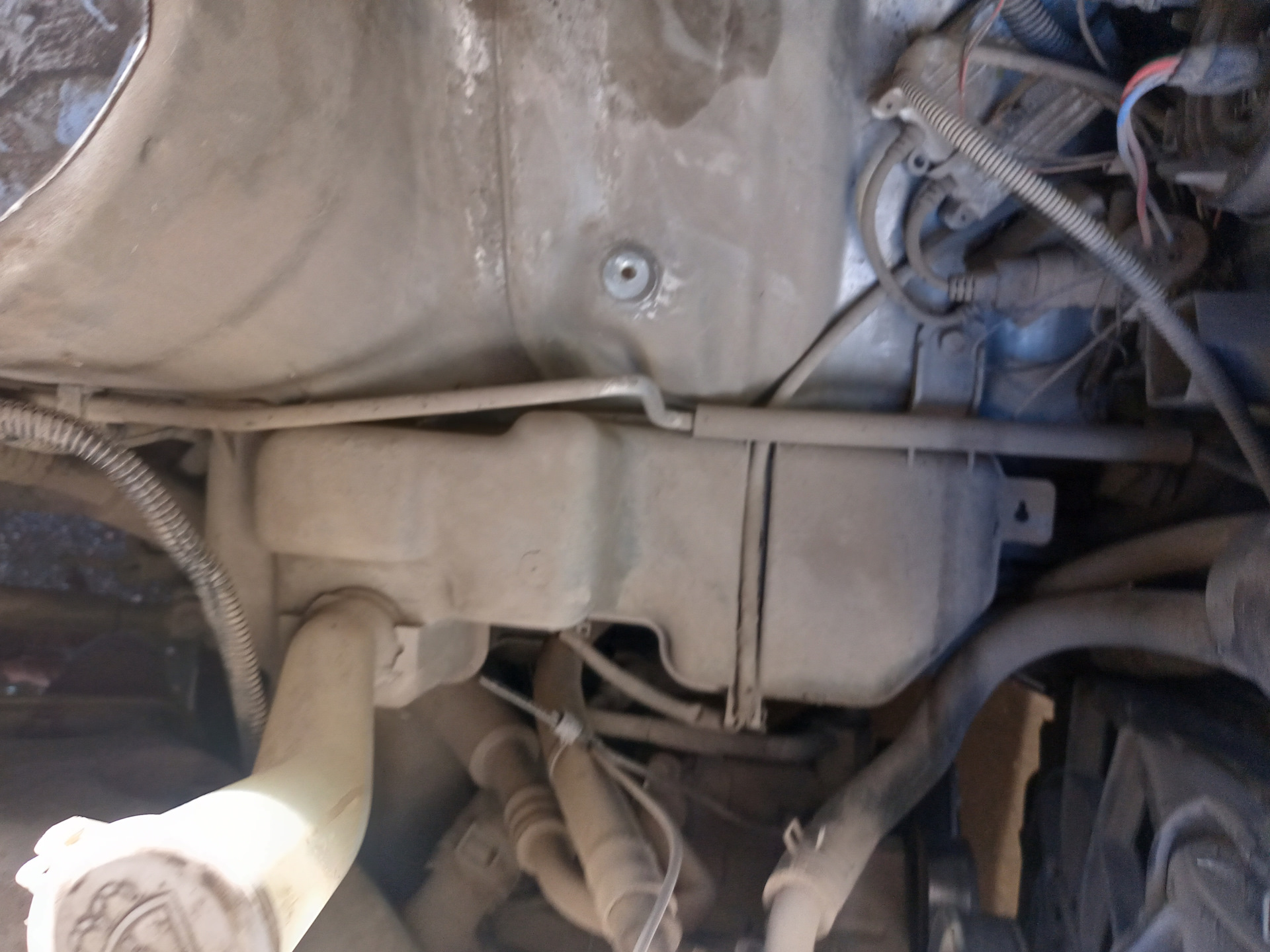 Pinin бачок омывателя потек, легко отделался. — Mitsubishi Pajero Pinin ...