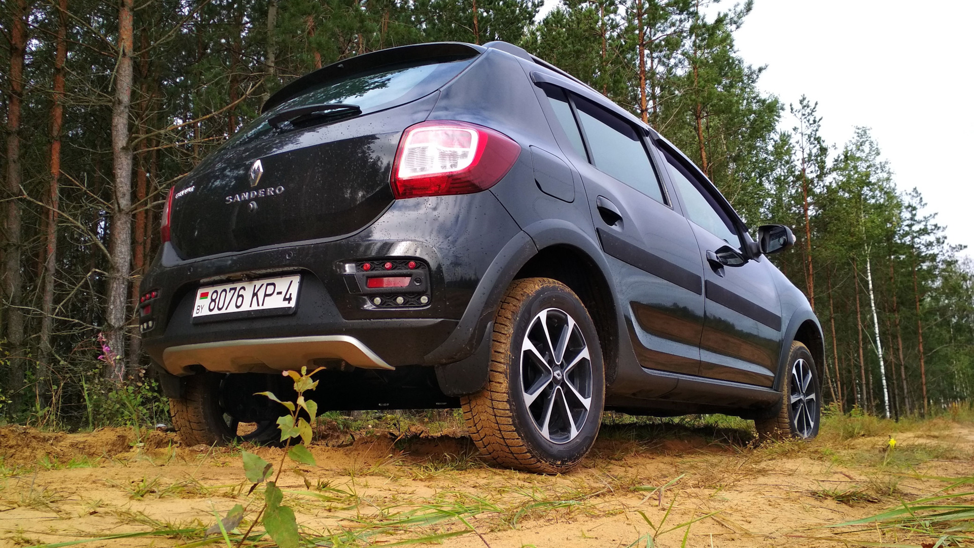 Renault Sandero Stepway (2G) 1.6 бензиновый 2015 | 黒 Metallic Вlack 鉄 на  DRIVE2