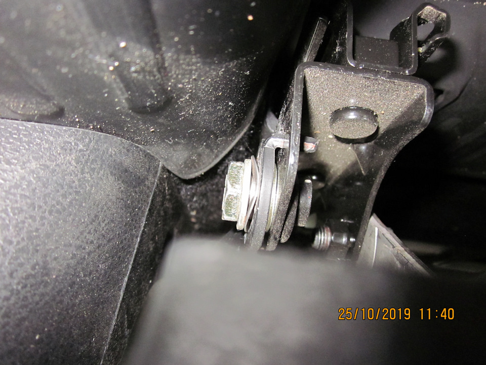 Вот так выглядит сцец-крепёж в сборе с салазками сиденья. Декоративный пластиковый колпачок решил не ставить за ненадобностью — Lada Vesta SW (1G)