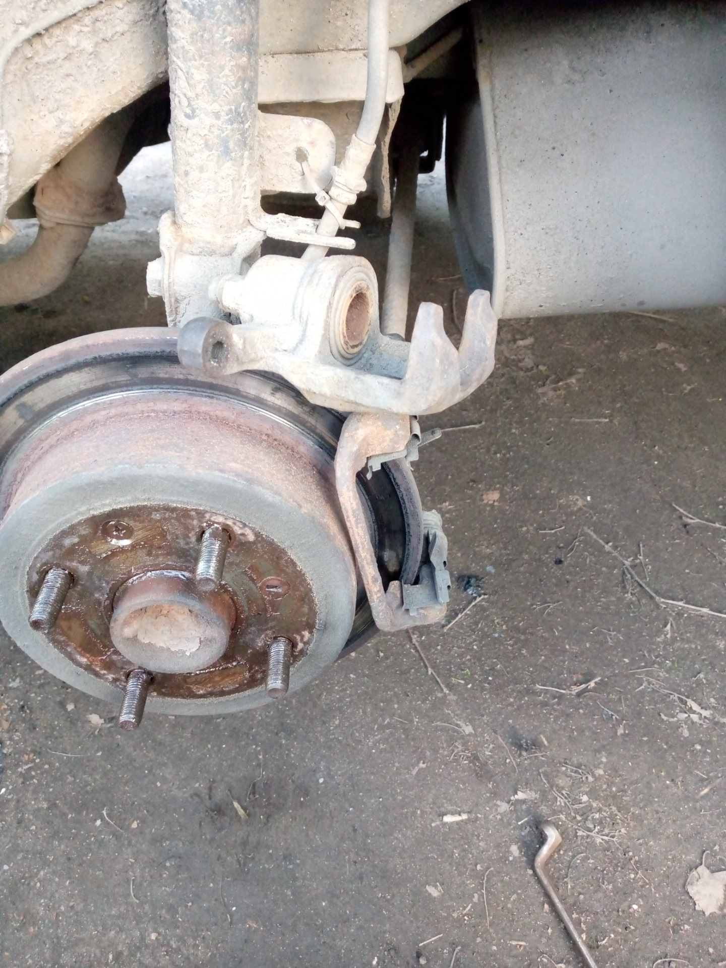 Задние колодки и глушитель — Chevrolet Lacetti SW, 1,6 л, 2006 года ...