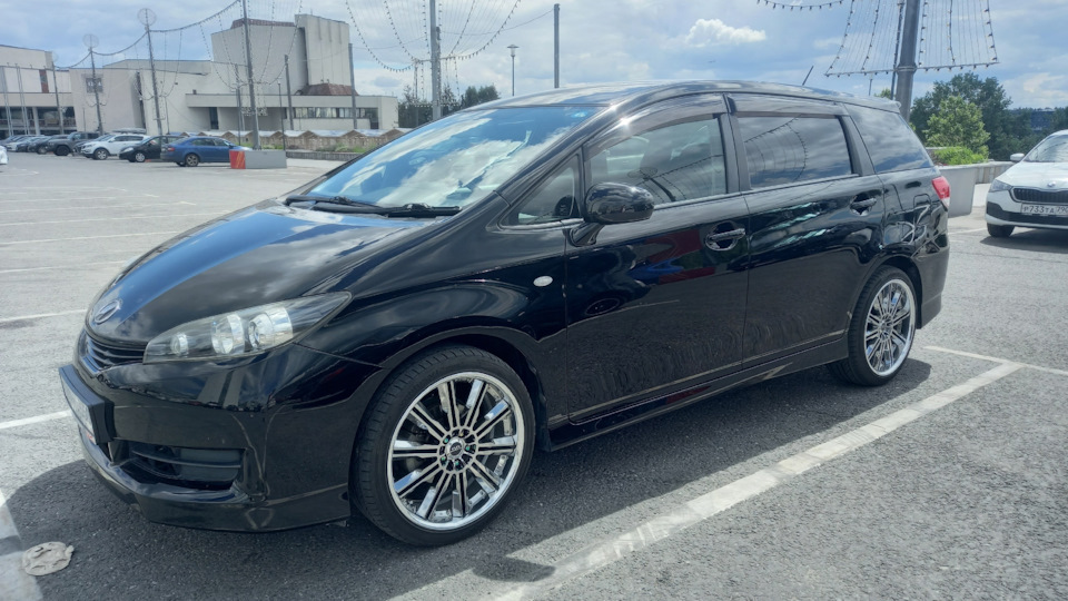 Toyota Wish Черная Вишня