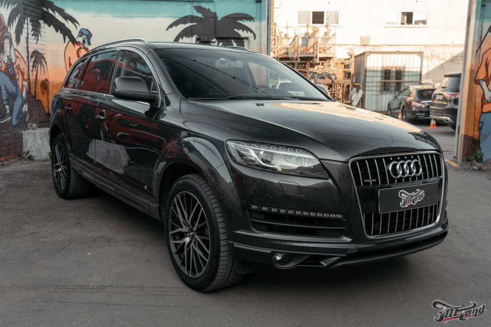 Перешили руль и установили красные ремни безопасности на Audi Q7 ...