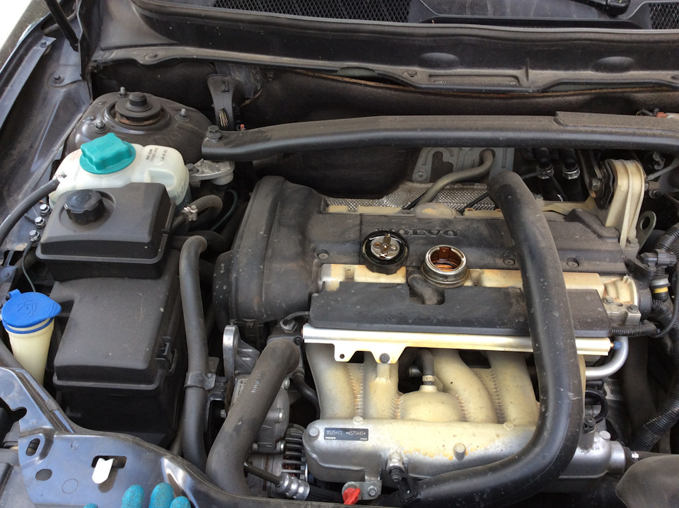 Грязно под крышкой маслозаливной горловины — Volvo XC90 (1G), 2,5 л ...