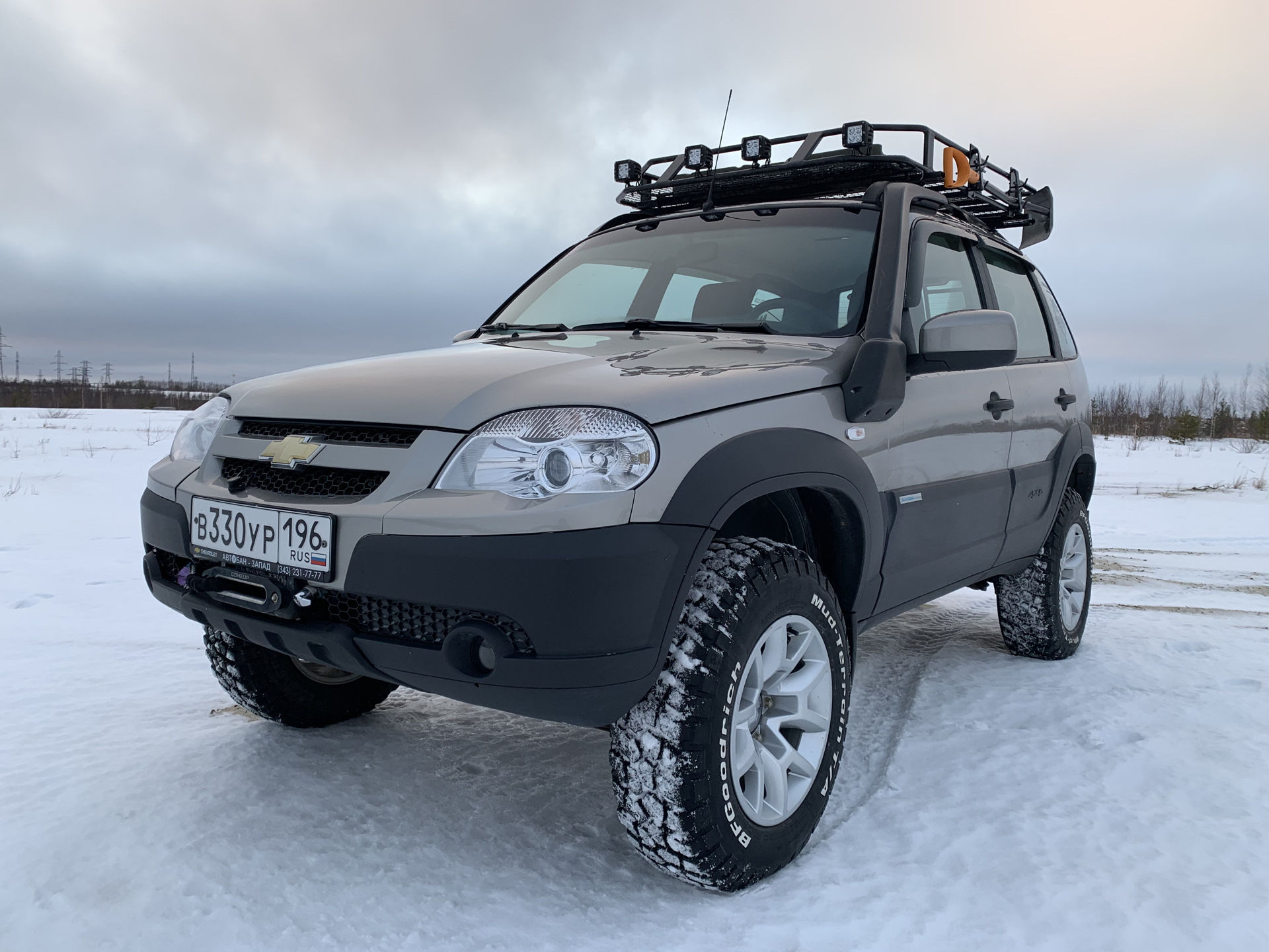 Chevrolet Niva белая Offroad