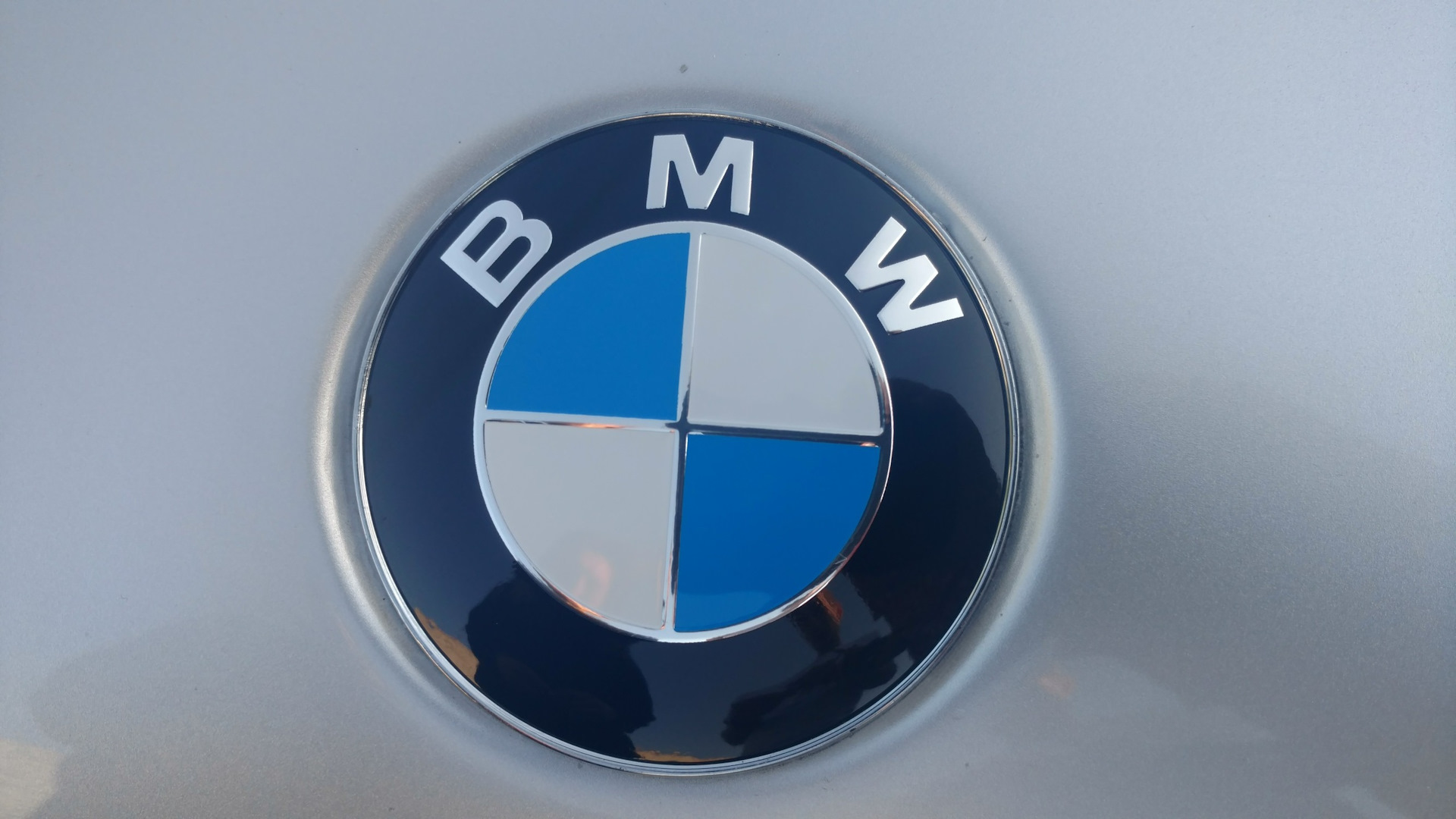 Юбилейный значок бмв. БМВ значок 5. Эмблема БМВ задняя е91. Логотип BMW на рабочий стол. Юбилейная эмблема BMW.