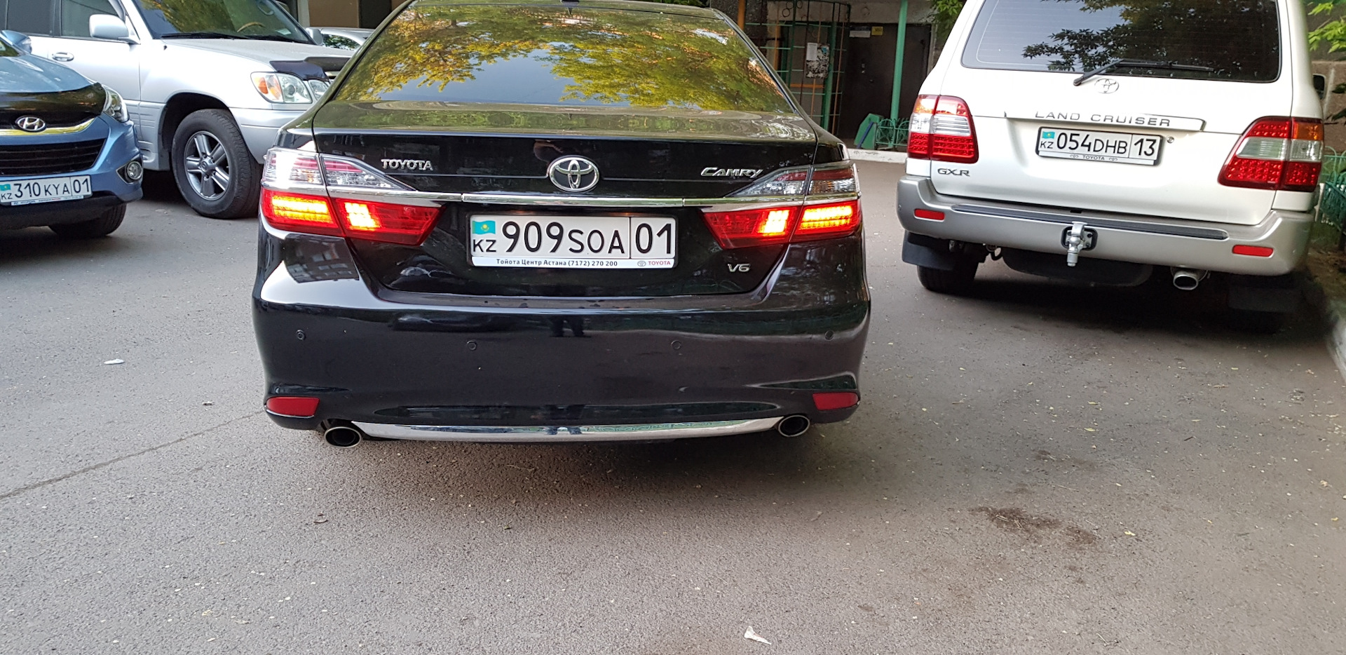 Камри накладка. Хром на задний бампер Camry 55. Хром заднего бампера Camry. Toyota Camry 3.5 2012 сзади. Camry 3.5 задний бампер.