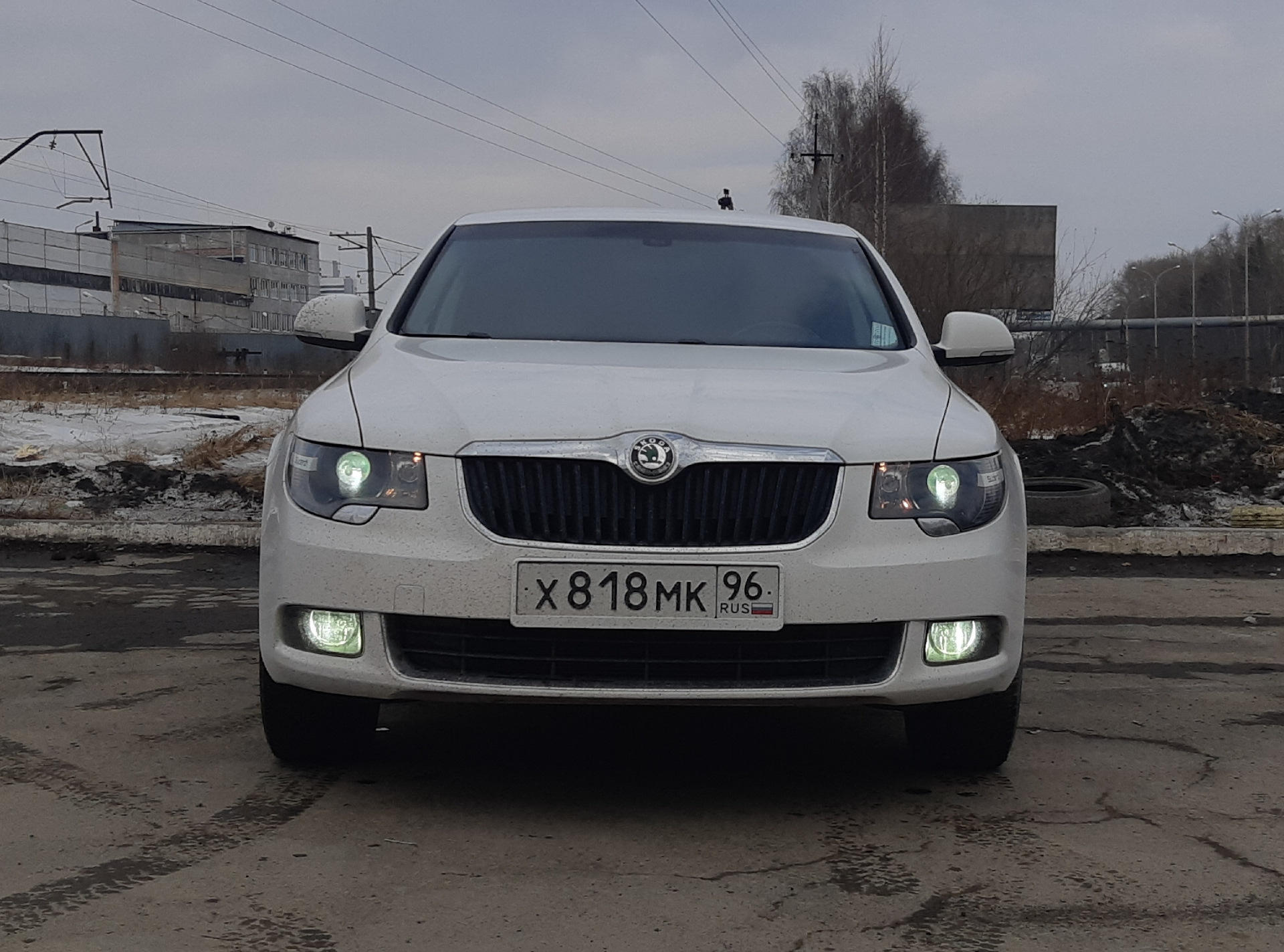 Шкода оптиков. Skoda Superb 2 черные фары. Шкода Суперб с черными фарами. Черные фары Шкода Суперб 1. Ангельские глазки на Skoda Superb.