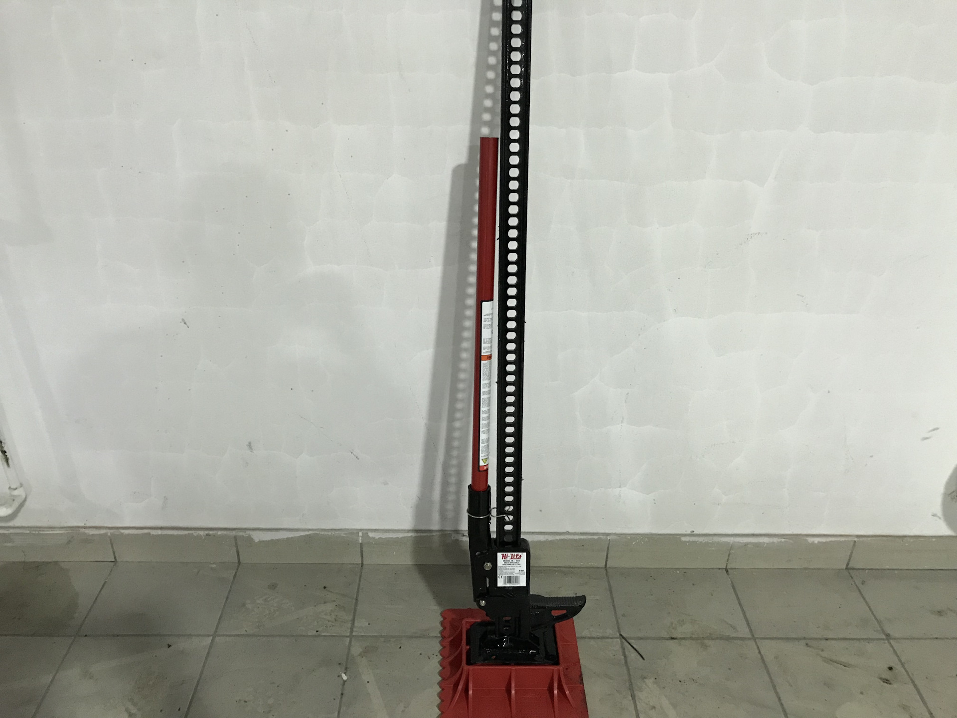 Land cruiser 200 штатный домкрат. Домкрат ленд крузер 200. Домкрат тойота ленд крузер прадо 120 штатный. Домкрат для land cruiser 150. Тойота ленд крузер 200 места под домкрат.