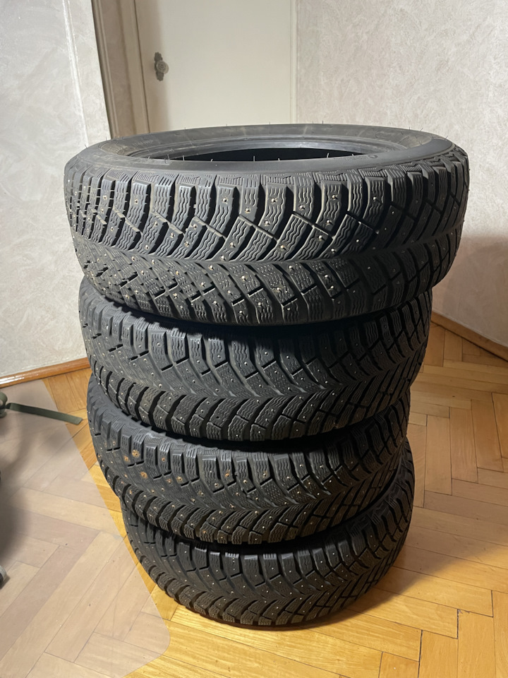 Шины зимние шипованные Michelin 215/60 R17 на BMW X3 (G01), BMW X1 (F48 ...