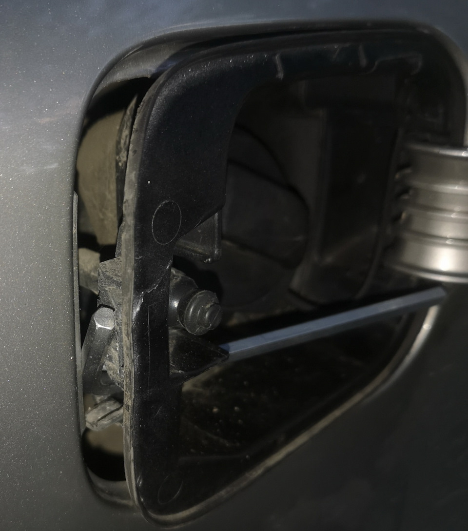 Снятие лючка бензобака, туды его… — Skoda Octavia Mk2, 1,4 л., 2013 ...