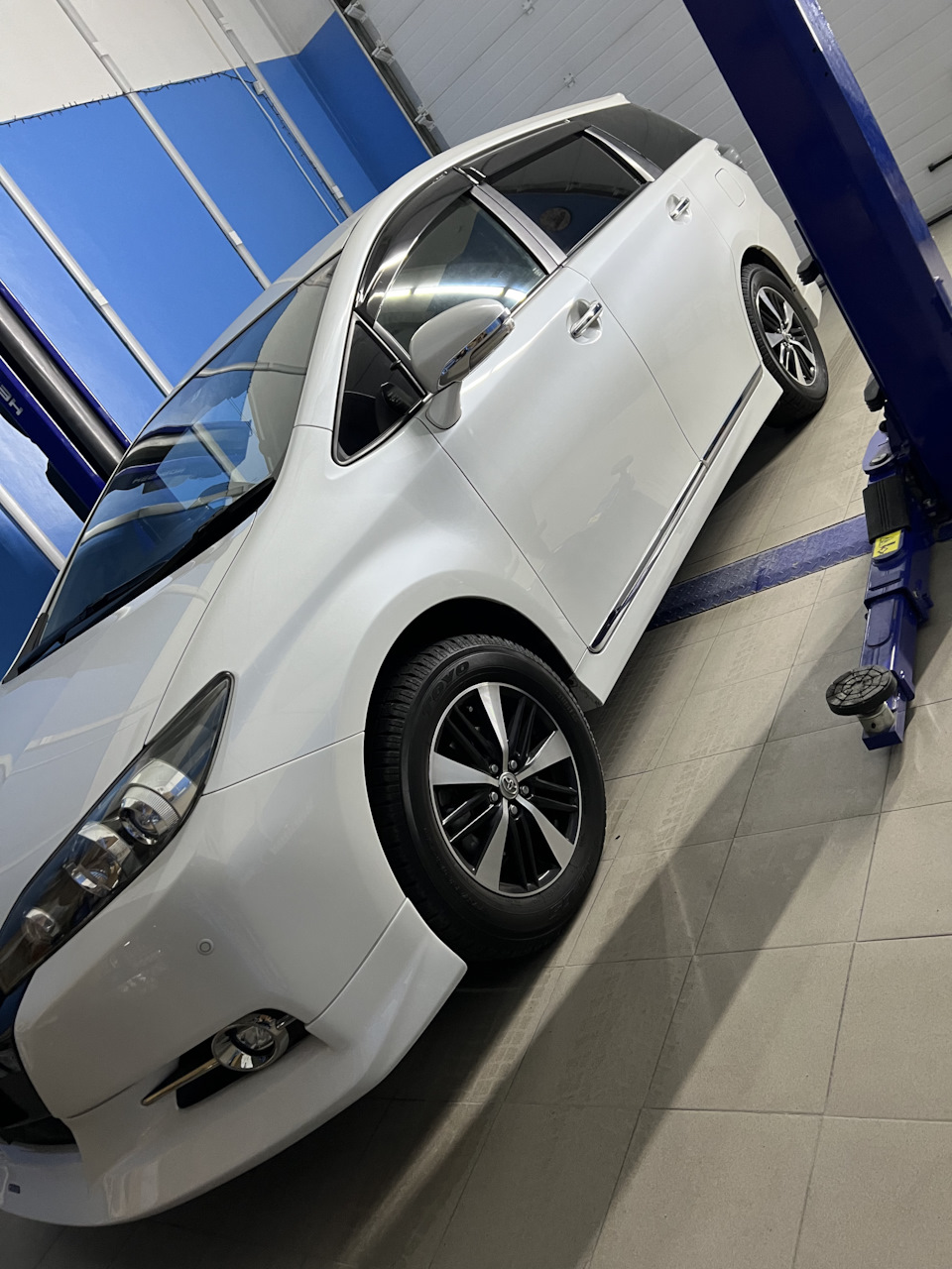 Установка оригинальных молдингов на двери — Toyota Wish (AE20), 1,8 л ...