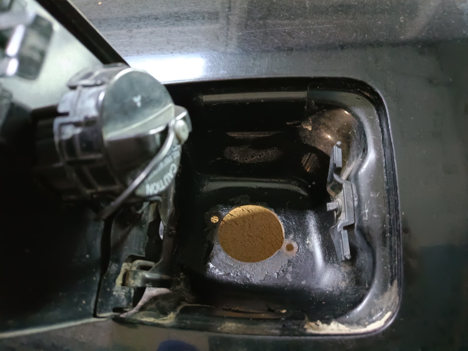 #123. Устранение течи горловины бензобака. — Mitsubishi Outlander (1G ...