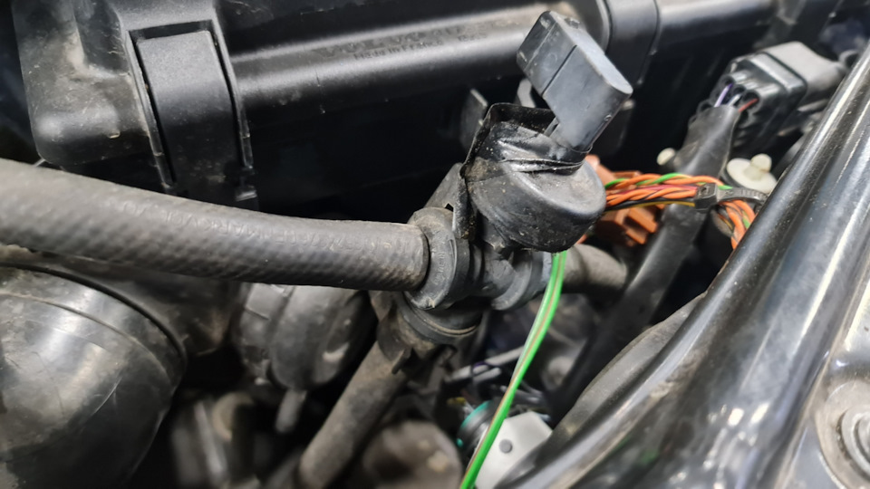 Клапан ваккумного усилителя тормозов. Вроде что-то такое — Volvo S60 ...