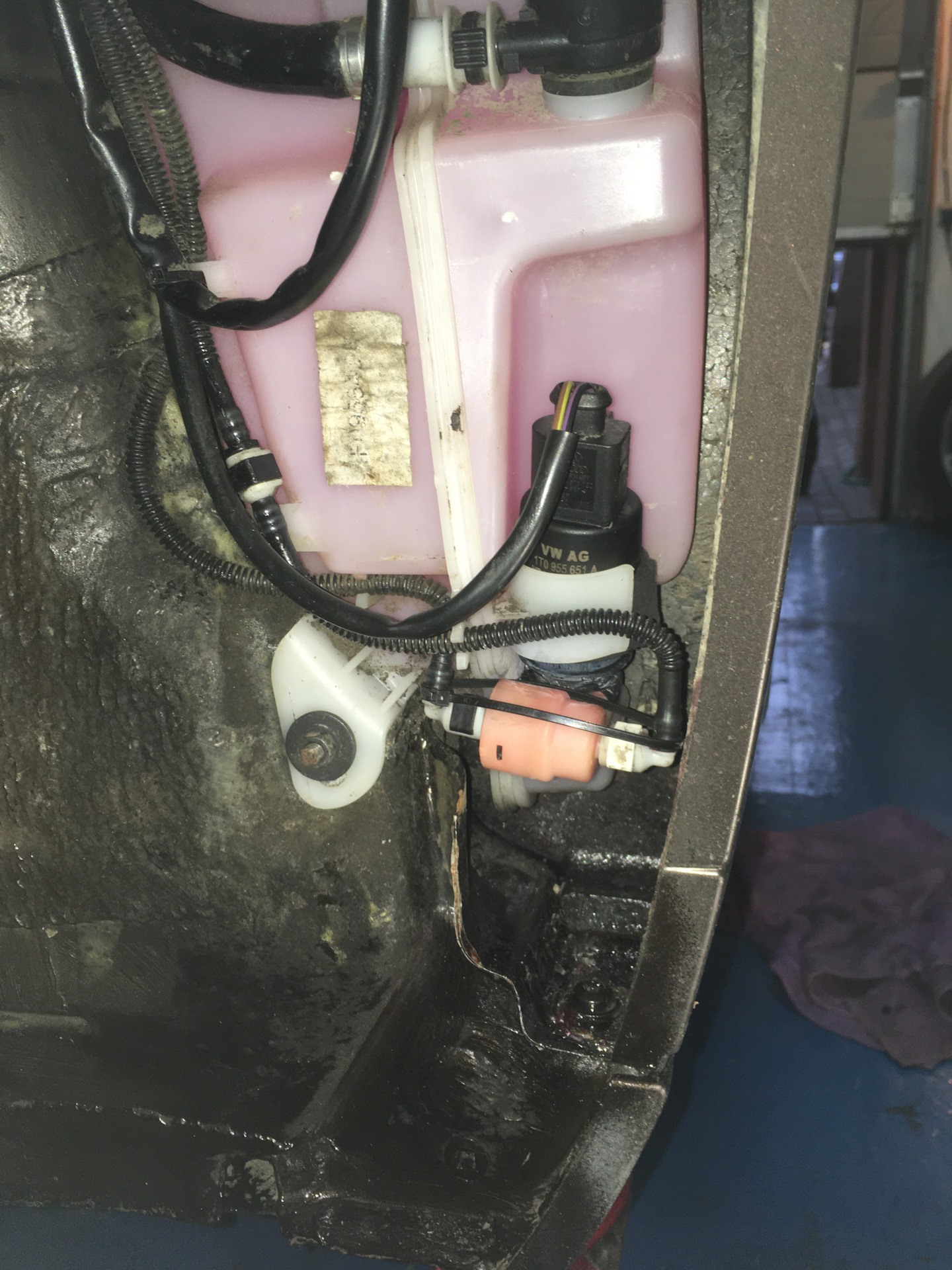 Устранение протечки с бочка омывателя. — Audi A6 (C6), 3 л, 2009 года ...