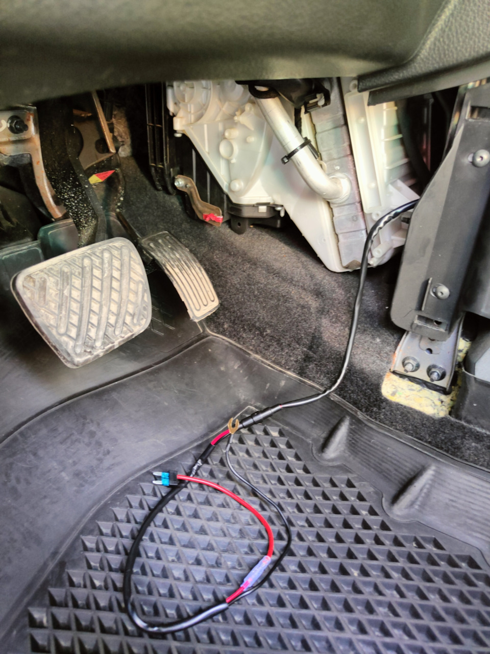 Вот сюда — Nissan X-Trail II (t31)