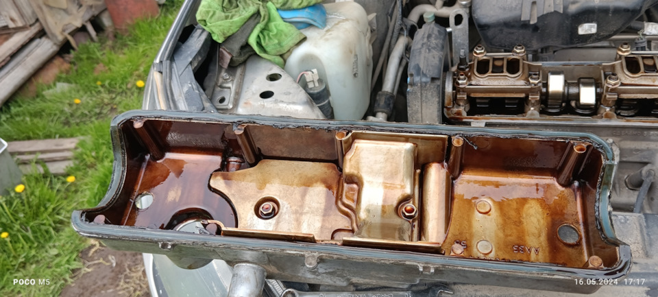 Как и прокладка, тоже придавлена, но особо масло под нее не текло — Lada Гранта Лифтбек (2G). Запчасти на фото: 1605202