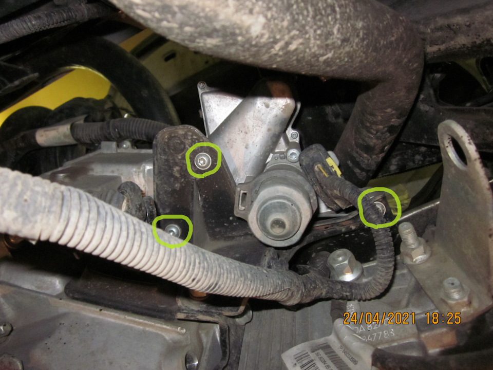 Для демонтажа актуатора скидоваем защиту картера и откручиваем 3 винта под торкс — Lada Vesta SW (1G)