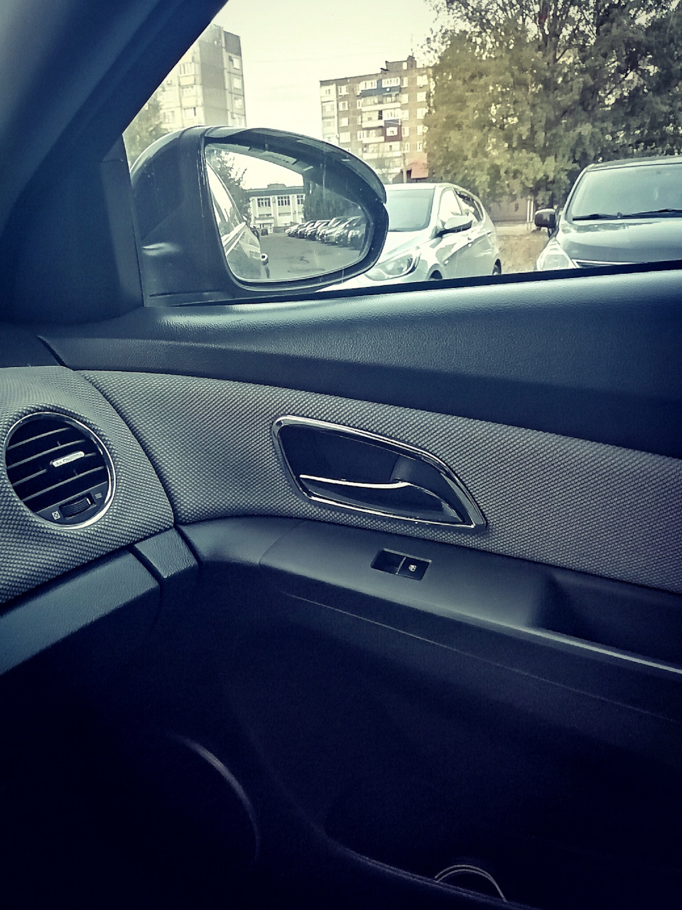 Ну и хром вокруг ручек (правой) — Chevrolet Cruze (1G)