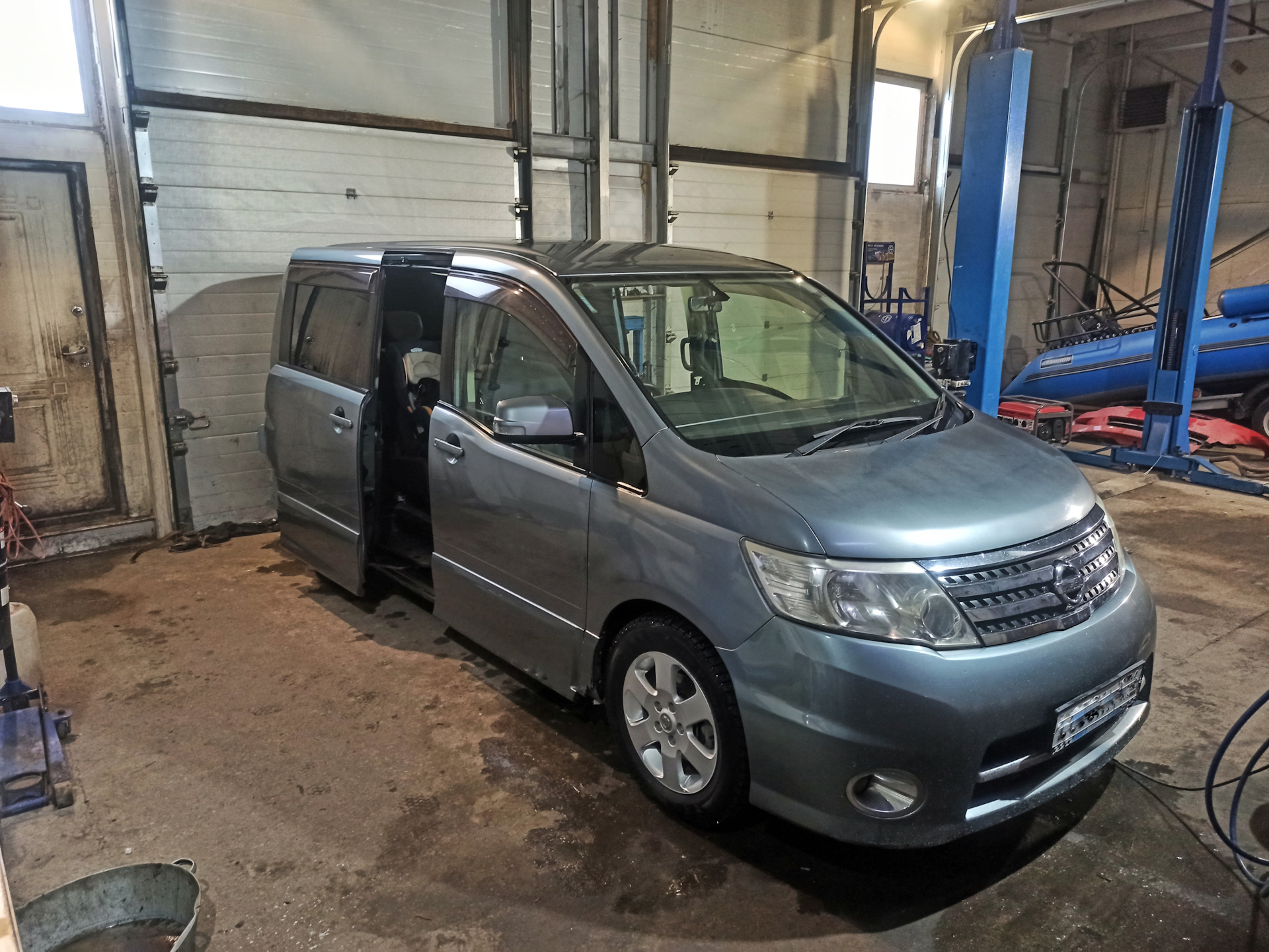 Nissan Serena c25 2008