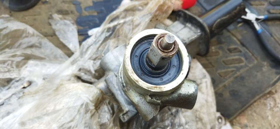 Верхний сальник — Opel Astra F