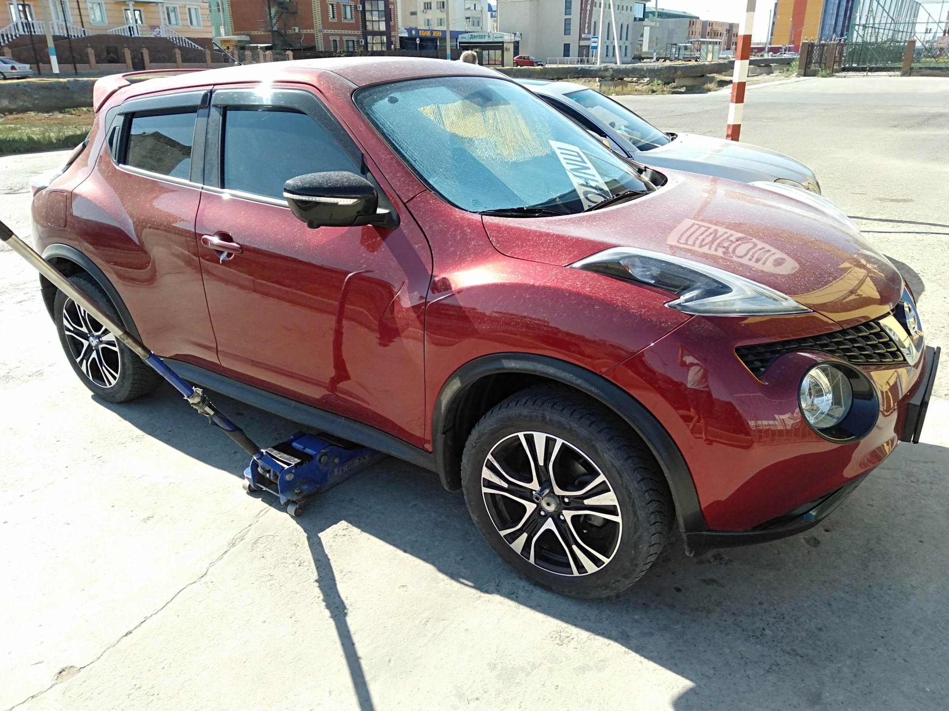 Красный Nissan Juke r18