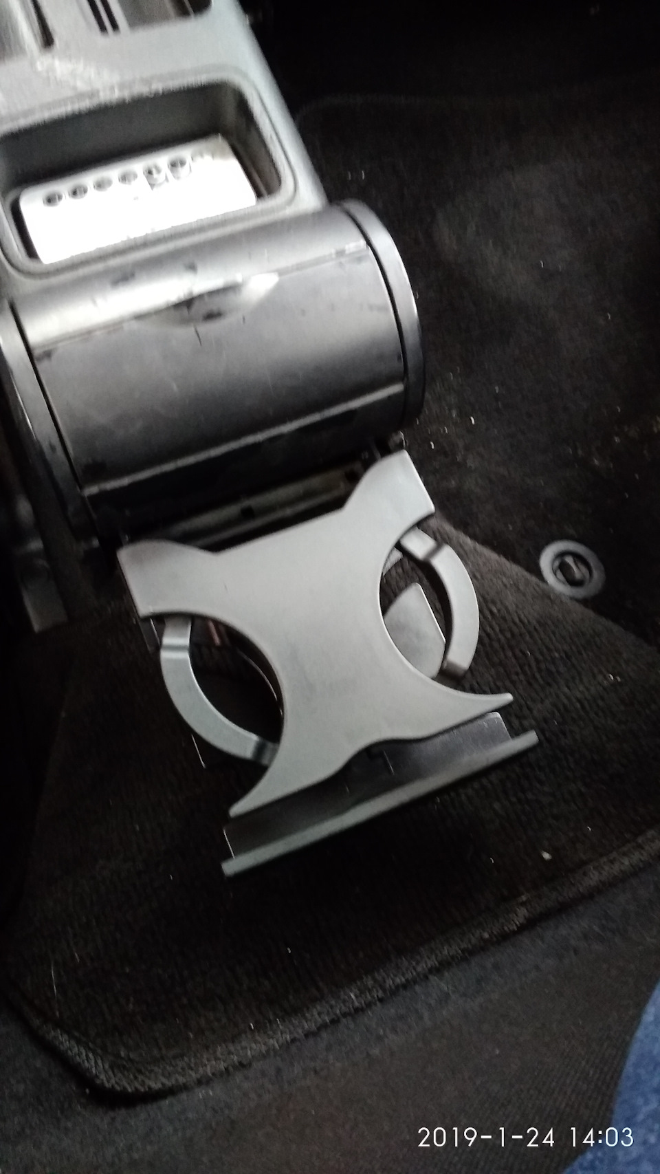 Поставил наконец, подстаканник задний — Volkswagen Golf Mk4