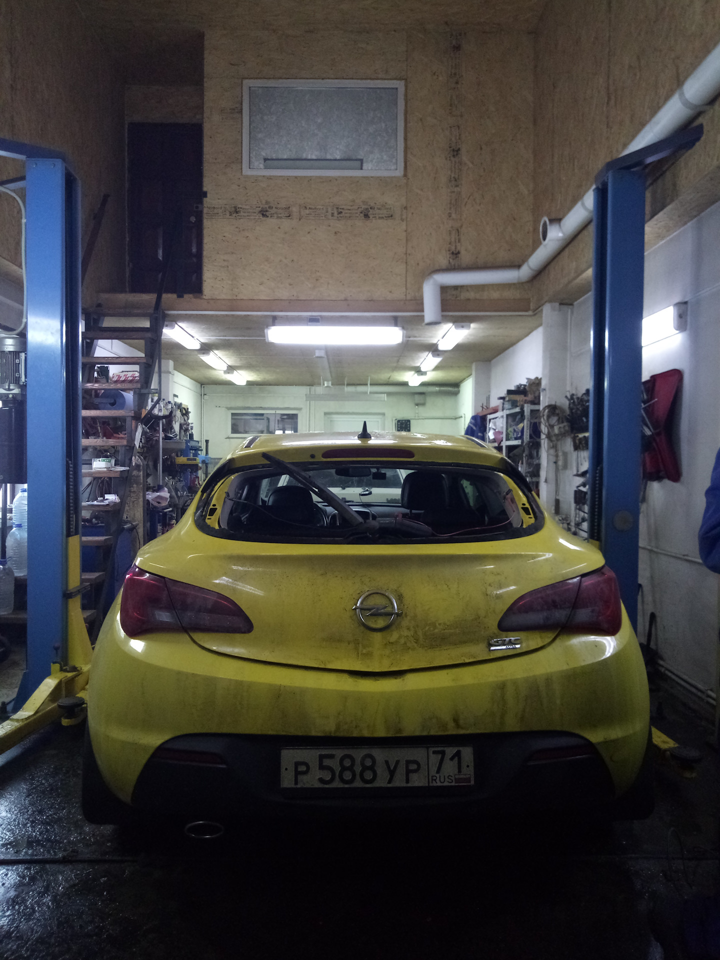 Заднее стекло в щепки — Opel Astra J GTC, 1,4 л, 2012 года | поломка |  DRIVE2