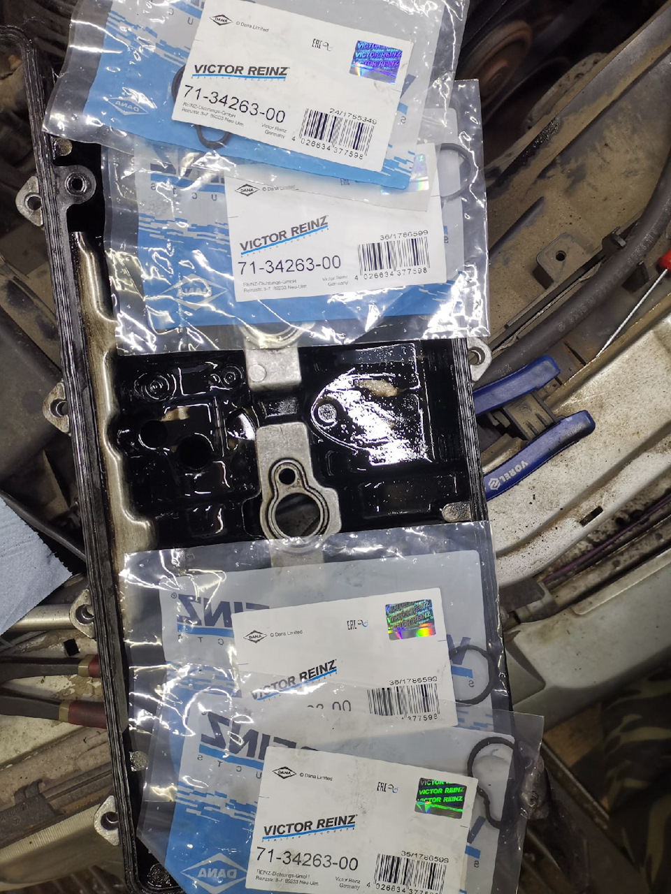 P0AAAgKRjeA 960 мокрые форсунки дизель в чем причина