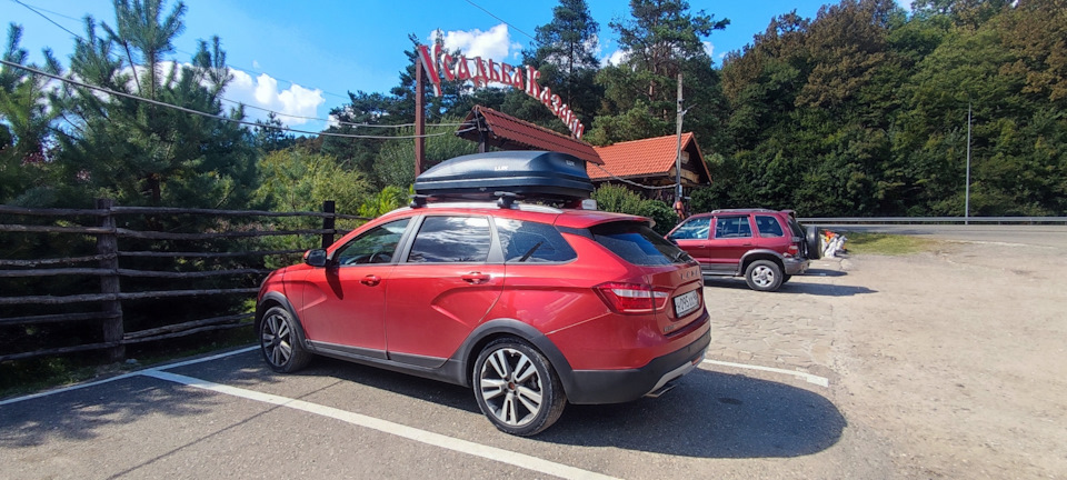 На парковке кафешки — Lada Vesta SW Cross (1G)