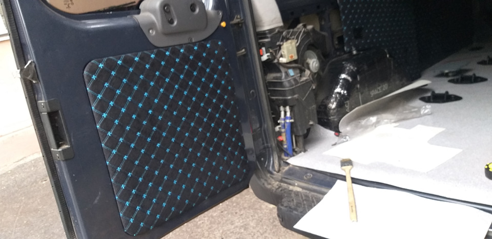 Покрытие материалом боковых панелей с помощью клея. — Ford Transit (7G)