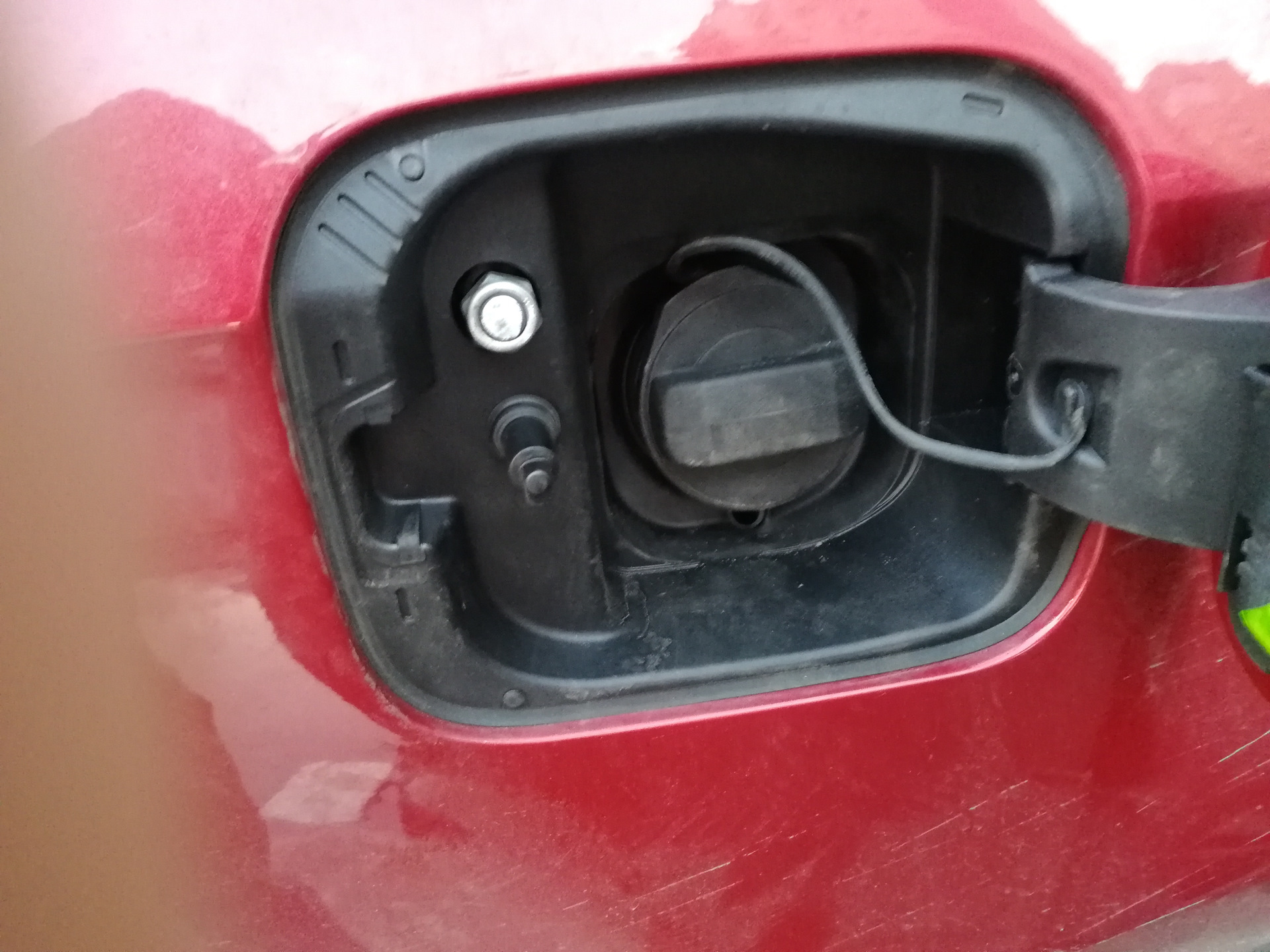 крышка бензобака фольксваген поло седан. лючок бензобака поло седан. поло не открывается лючок. Polo volkswagen 2021 лючок бензобака. Wv polo 2020 лючек бензобака.