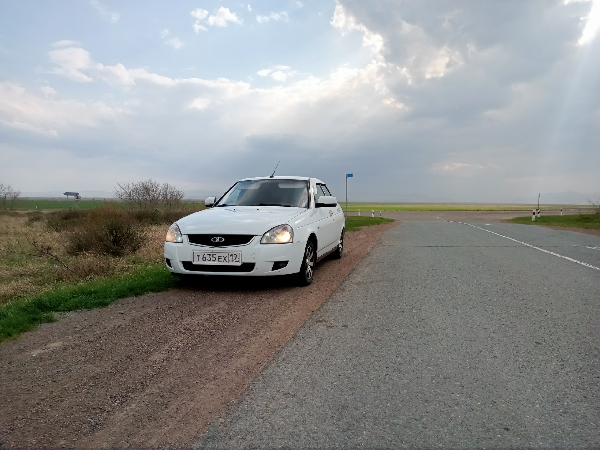 Приора едет. Lada Priora масса. Масса Лада Приора седан. Вес Лада Приора 1. Лада Приора едет по дороге.