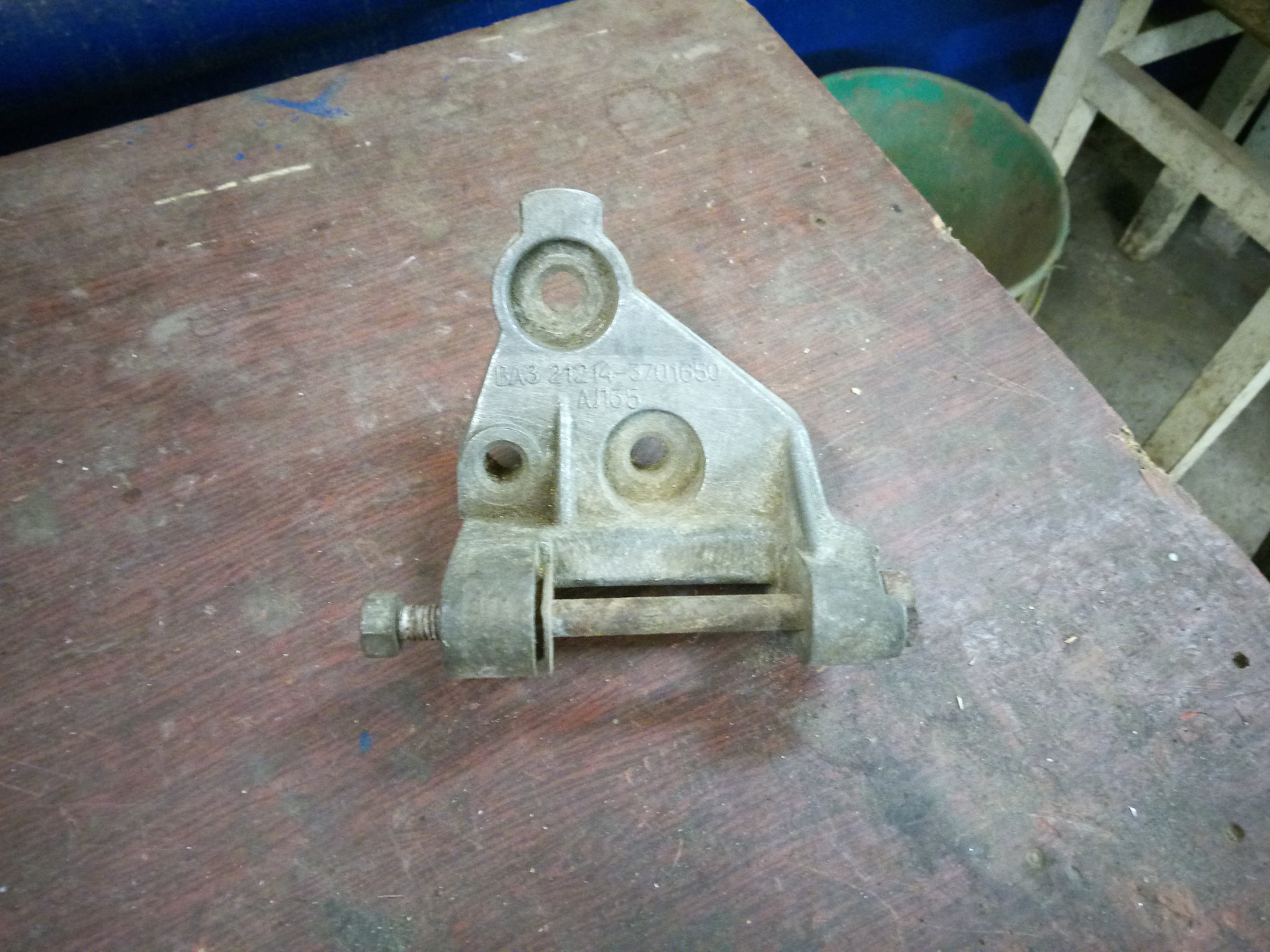 Выработанный шток генератора. Щётки на генератор тойота королла е150. Шток генератора. Болт крепления генератора ваз 2109. Выработанный шток генератора.