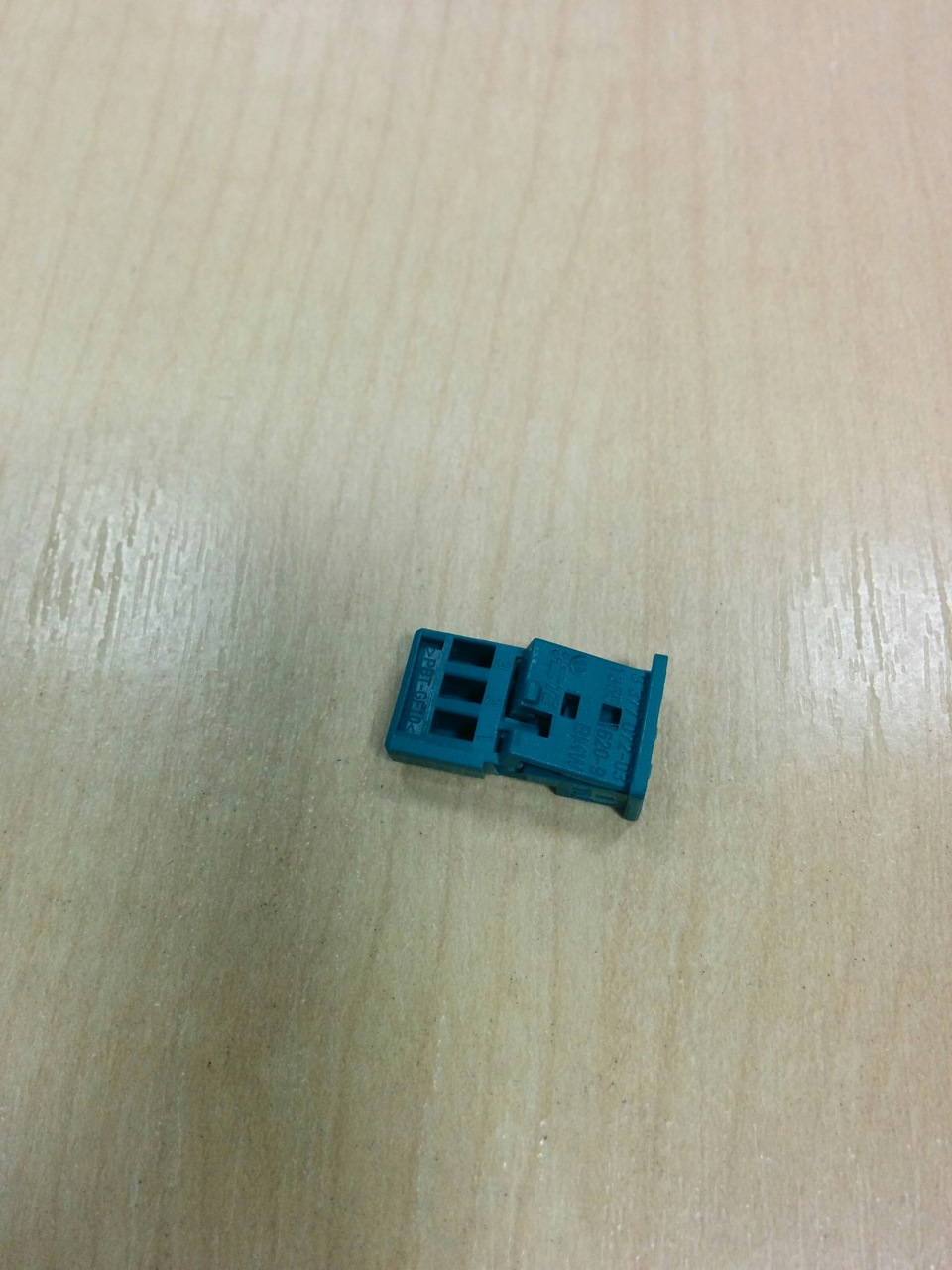 Дооснащение микрофоном, USB и доп розеткой под перчаточным ящиком BMW 1 ...